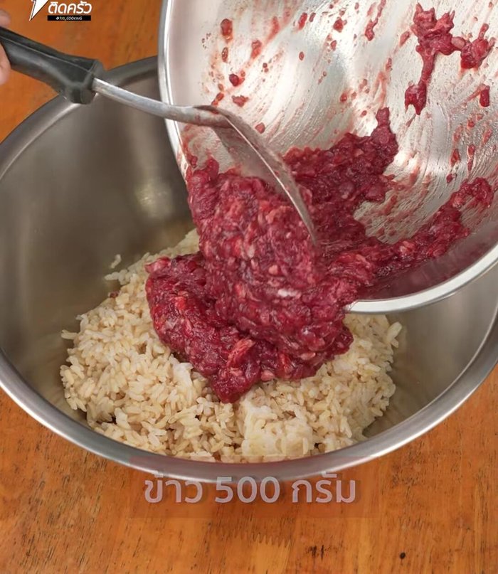 Combine the seasoned pork mixture with rice. Old rice can be used. Adjust rice consistency with water or more pork blood if needed.