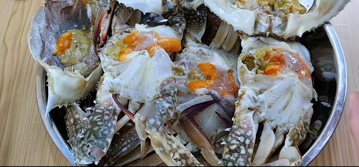 Marinate the crabs: Sprinkle 1/3 of the salt over the crabs and set aside.
