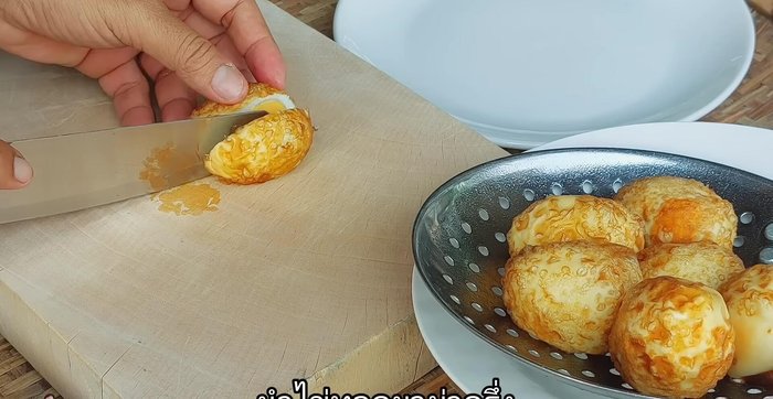 Cut the fried eggs in half and arrange nicely on a plate. (110.88)