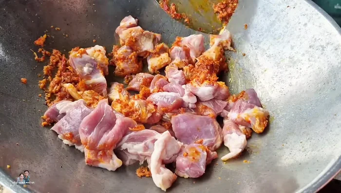 Add 600 grams of pork cartilage and stir-fry to combine.
