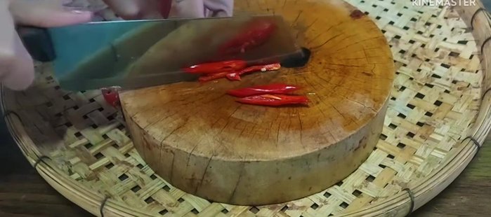 Cut the chili peppers into small pieces or slices. If you don't have chili peppers, use red chili peppers instead.