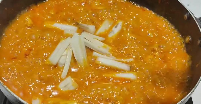 Bring the curry to a boil.