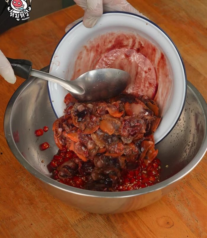 Combine all ingredients: Add chopped chili, cockle meat, lemongrass, and shallots to the dressing. Mix thoroughly.