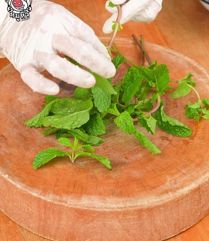 Prepare the ingredients: Wash and pick mint leaves; wash, clean, and finely chop lemongrass; thinly slice shallots; slice lime into 60 slices; chop chilies.