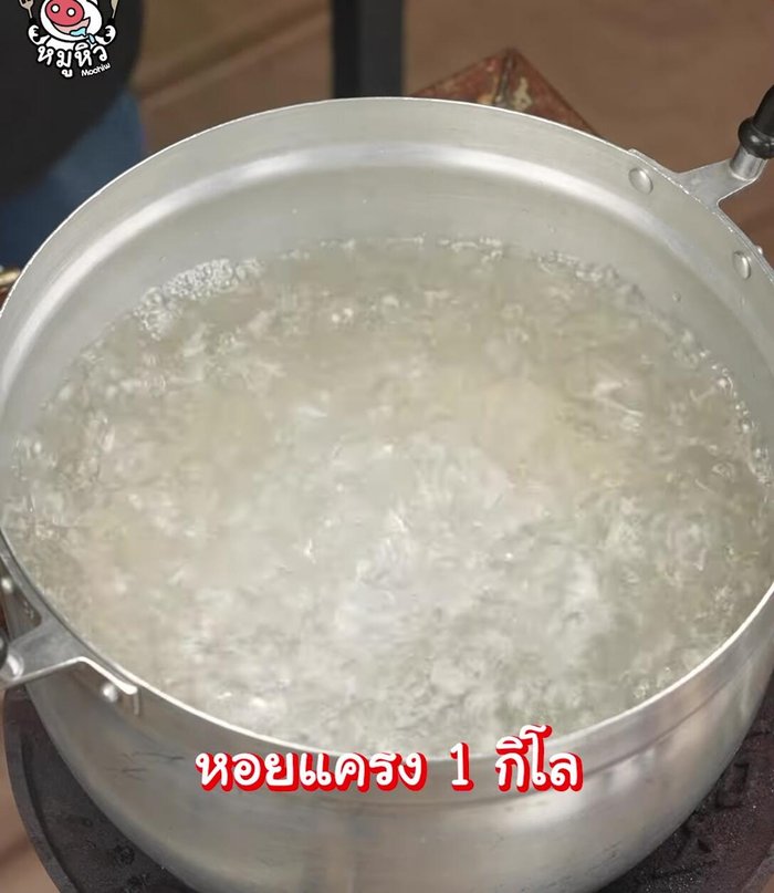 Blanch the cockles: Boil water in a pot, add cockles and blanch for 15 seconds. Immediately transfer to ice water to stop the cooking process.