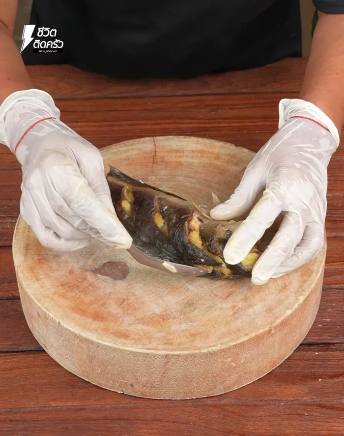 Remove the cooked catfish from the bones carefully. Pound the fish meat finely in a mortar.