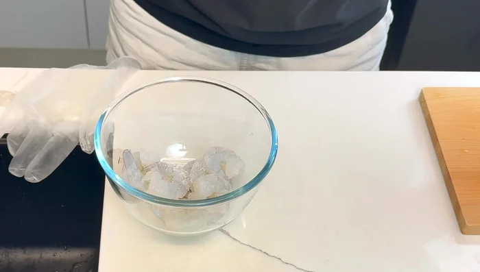 Season prawns with salt, white pepper, and a splash of sake. Mix well.