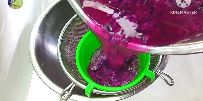 Filter the fig mixture through a fine sieve (2 layers).