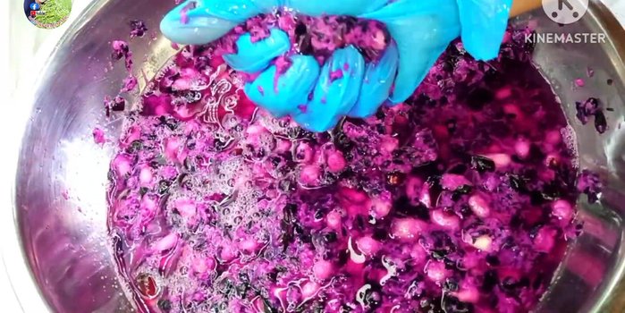 Add a moderate amount of water to the crushed figs; avoid making it watery.
