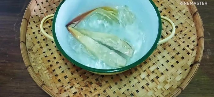Prepare the vegetables: Cut banana blossom into 4 parts and soak in salt water. Prepare other vegetables like eggplant and pumpkin.