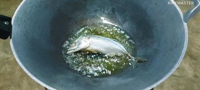 Fry the steamed mackerel until golden yellow and crispy.