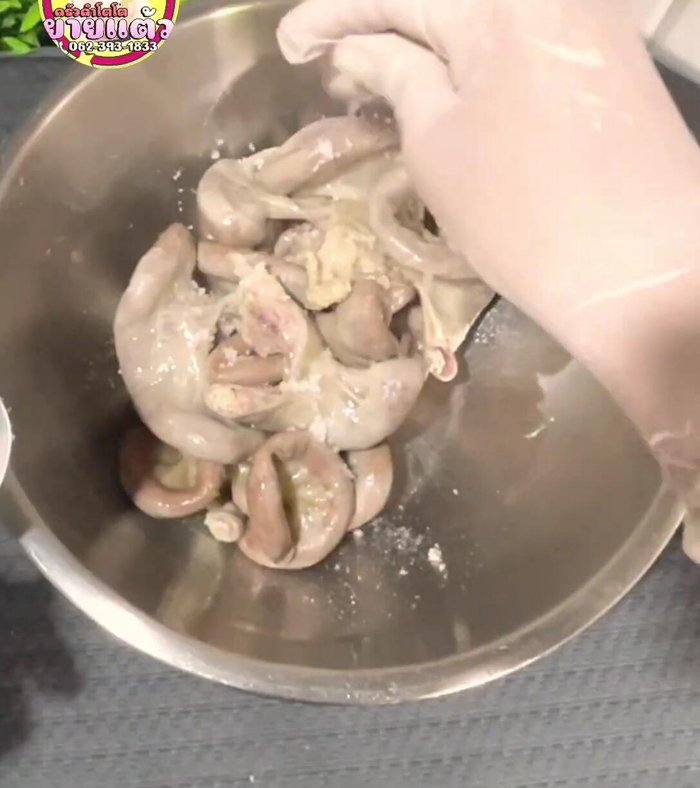 Season the intestines with 1/3 tablespoon seasoning powder, 1/2 tablespoon salt, 1 tablespoon tapioca flour, and 5 tablespoons crispy fried flour, adding water little by little until a smooth batter forms.