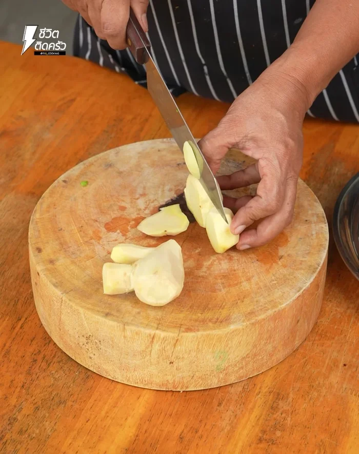 Cut the ginger into thin slices, then into small pieces.