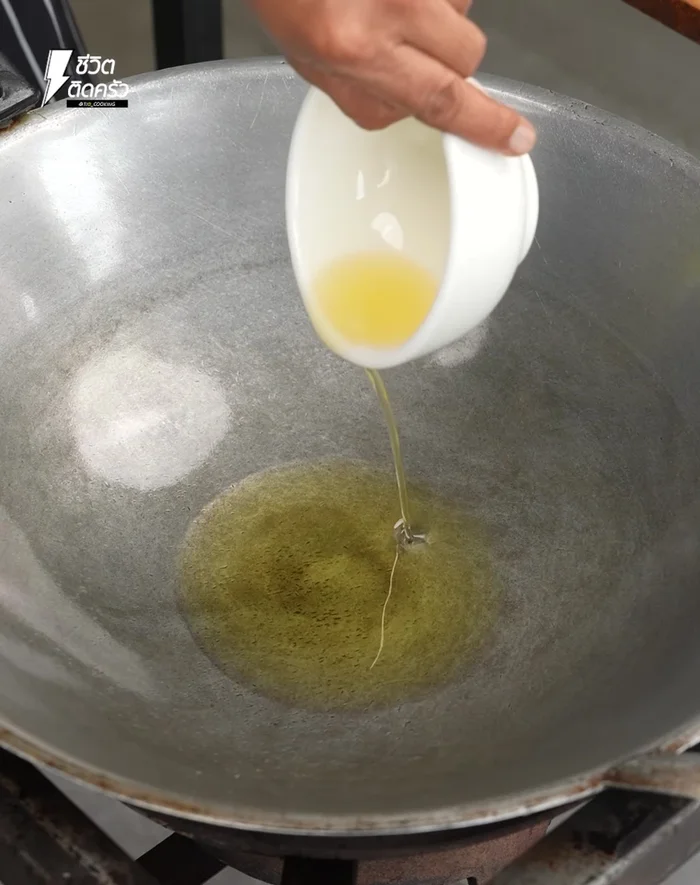 Heat a pan over low heat with a little oil. Add chopped garlic and stir-fry until fragrant.