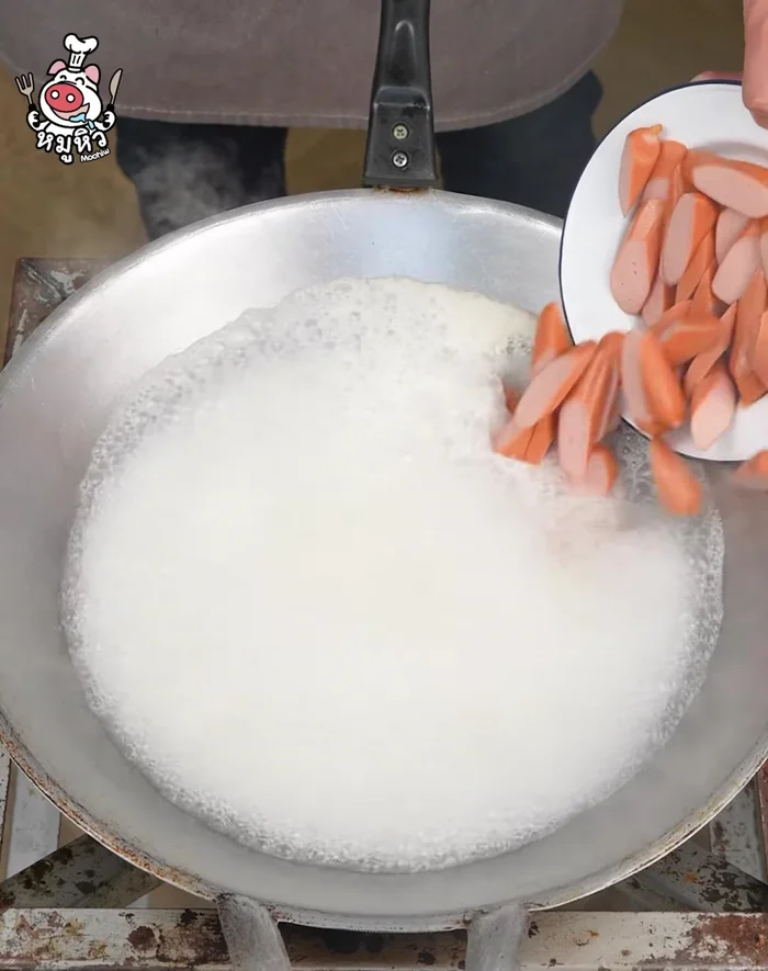 Boil the sausages for 2-3 minutes. Scoop out and set aside.