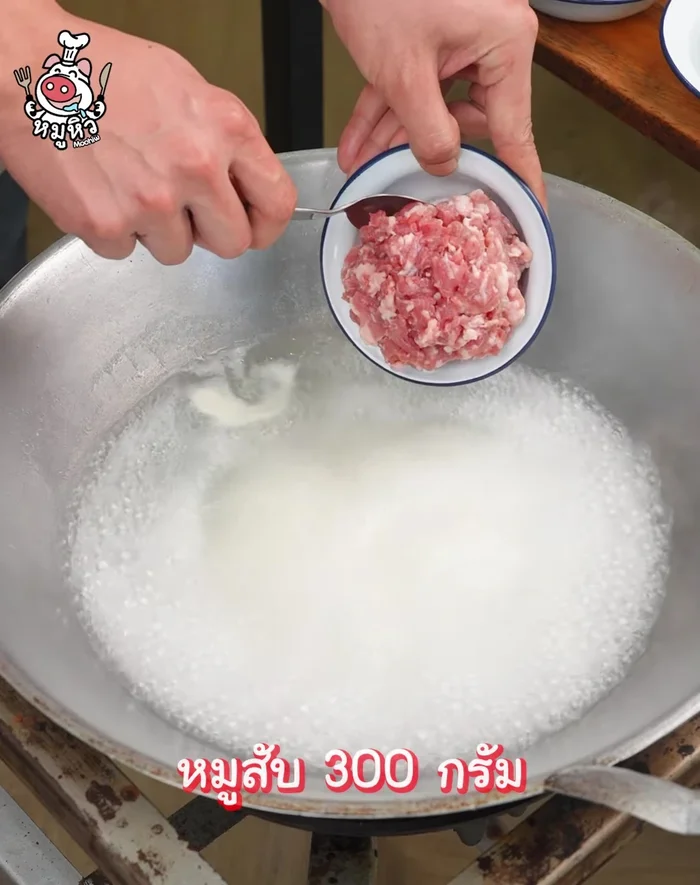 Boil the minced pork until cooked, separating the pieces to prevent clumping. Scoop out and set aside.