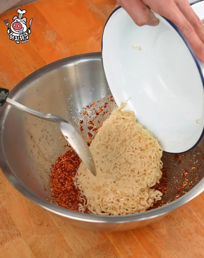 Add the boiled noodles, minced pork, sausage, chili peppers, shallots, and coriander to the bowl.
