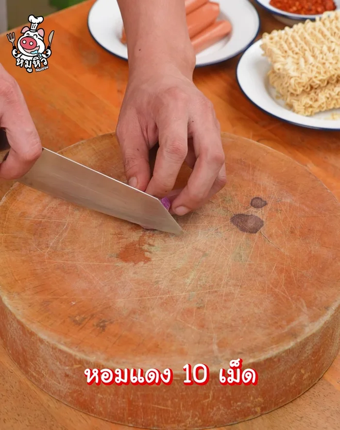 Cut the onion into thin pieces. Set aside.