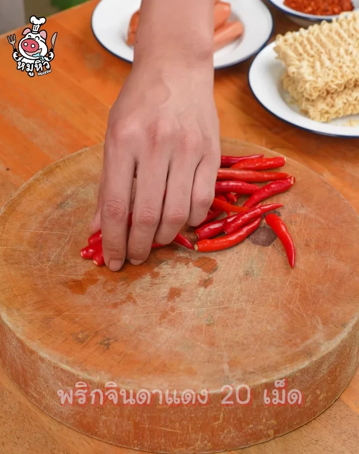 Cut the chili peppers into small pieces. Set aside.