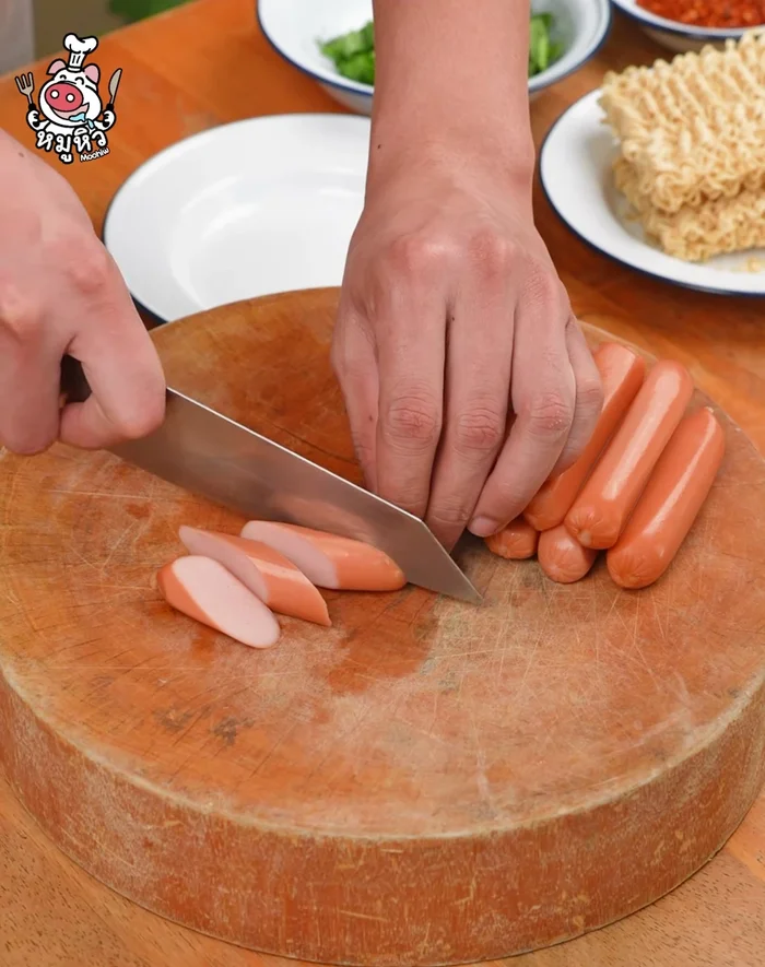 Cut the sausage diagonally. Set aside.