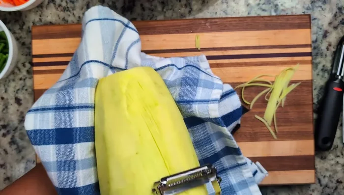 Shred the green papaya using your preferred method (peeler, shaving, or julienne).