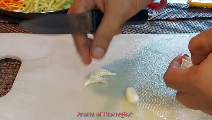 Finely chop garlic and ginger.