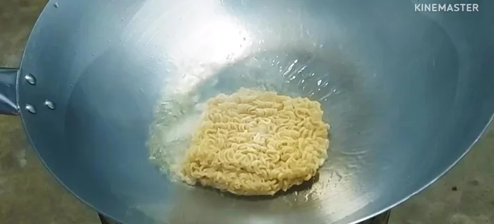 Heat oil in a frying pan.