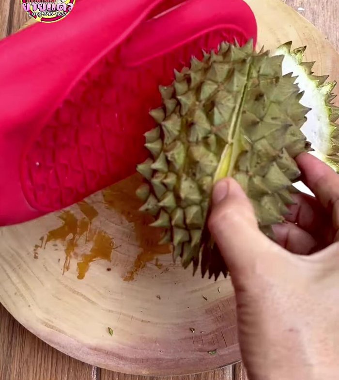 The durian shell will darken to a brownish color after 5-10 minutes of air exposure.
