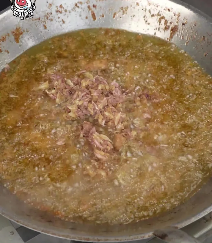 Add the pounded garlic and chili peppers to the pan and fry together.