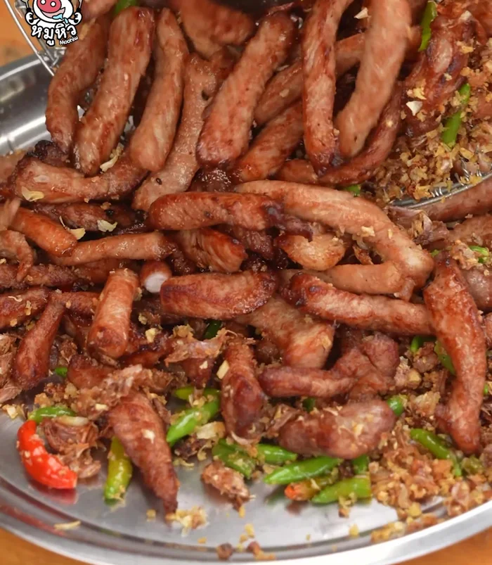 Arrange the fried pork on a tray.