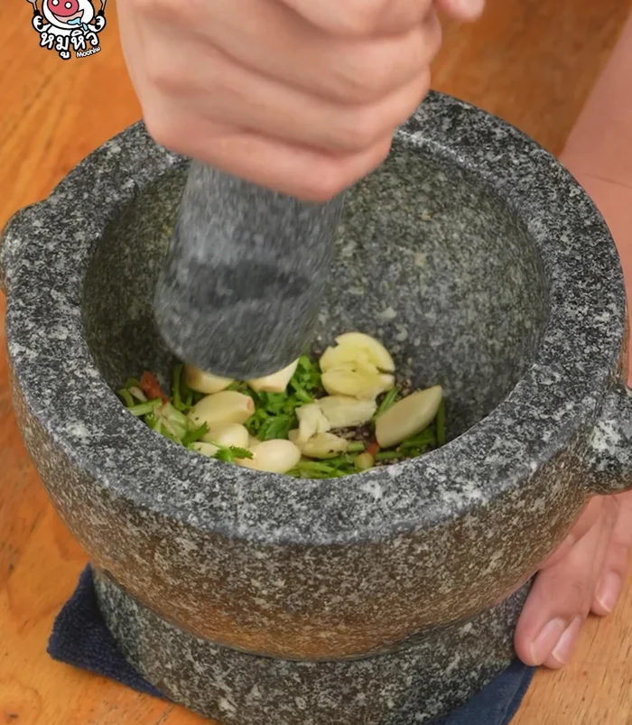 Set aside the pepper, coriander, and garlic mixture.