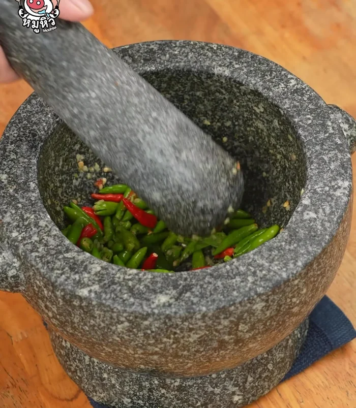 Set aside the pounded chilies.