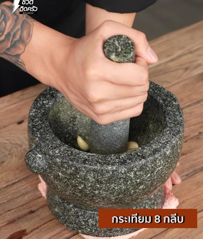 Pound garlic and red chili in a mortar until fine.