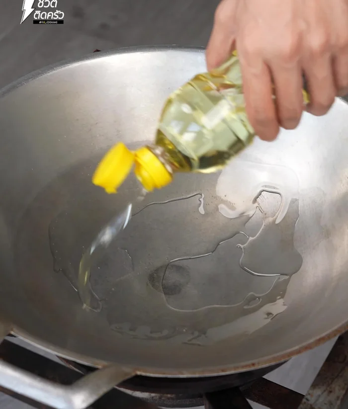 Add oil to a pan, then add the pounded chili and garlic and stir-fry.