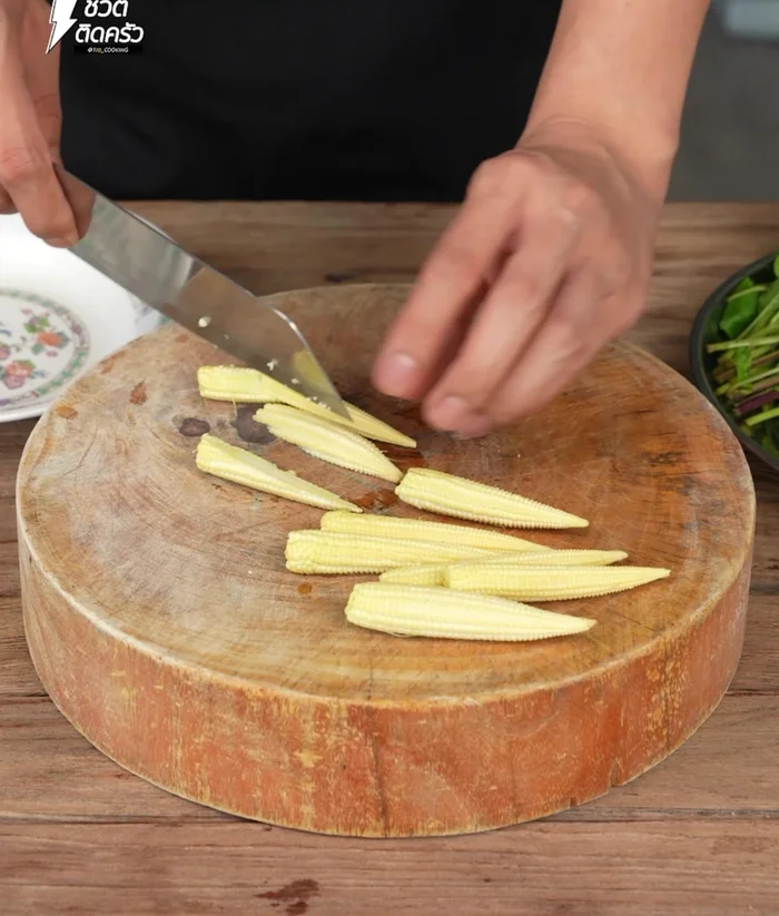 Wash and diagonally cut the corn into bite-sized pieces.