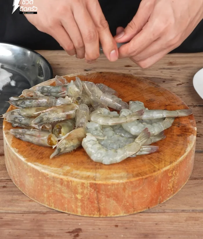 Remove the heads and shells from the shrimps, make incisions on their backs, and remove the veins.