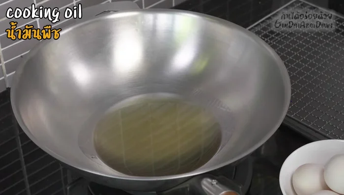 Heat up cooking oil in a frying pan.