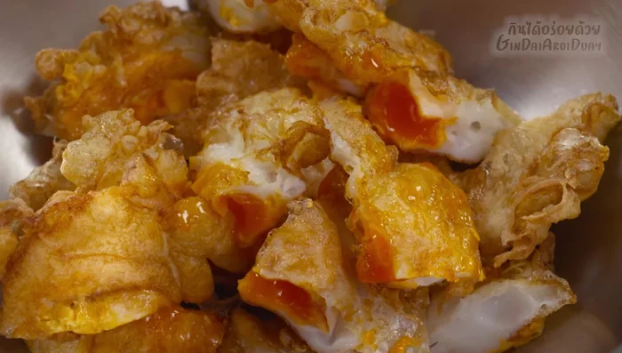Combine the chopped vegetables, fried eggs, and prepared sauce in a mixing bowl. Mix well.