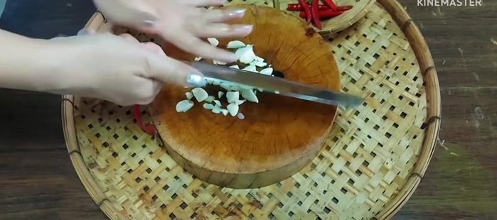 Prepare Chinese garlic and red chilies: Chop them.