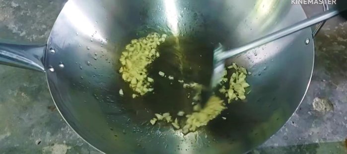 Stir-fry lotus stems: Heat oil, add chopped garlic, then lotus stems. Stir-fry until water comes out. Season with sugar, light soy sauce, oyster sauce.