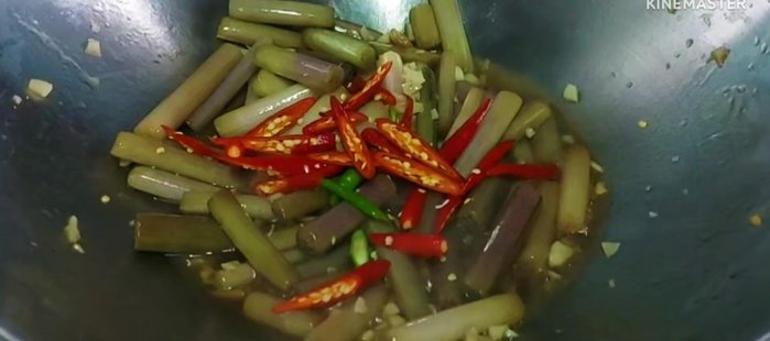 Add red chilies and fried mackerel to the stir-fried lotus stems. Mix well.
