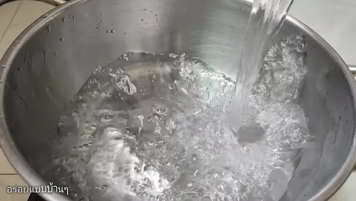 Prepare a pot of water. Add salt and bring to a rolling boil over high heat.