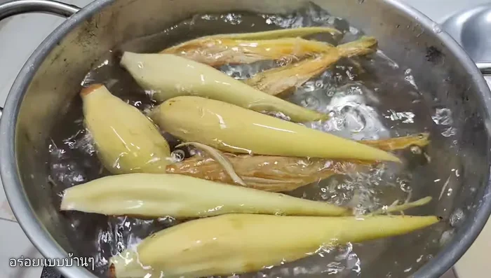 Add the soaked tree tops to the boiling water. Boil for 3 minutes, then immediately turn off the heat.