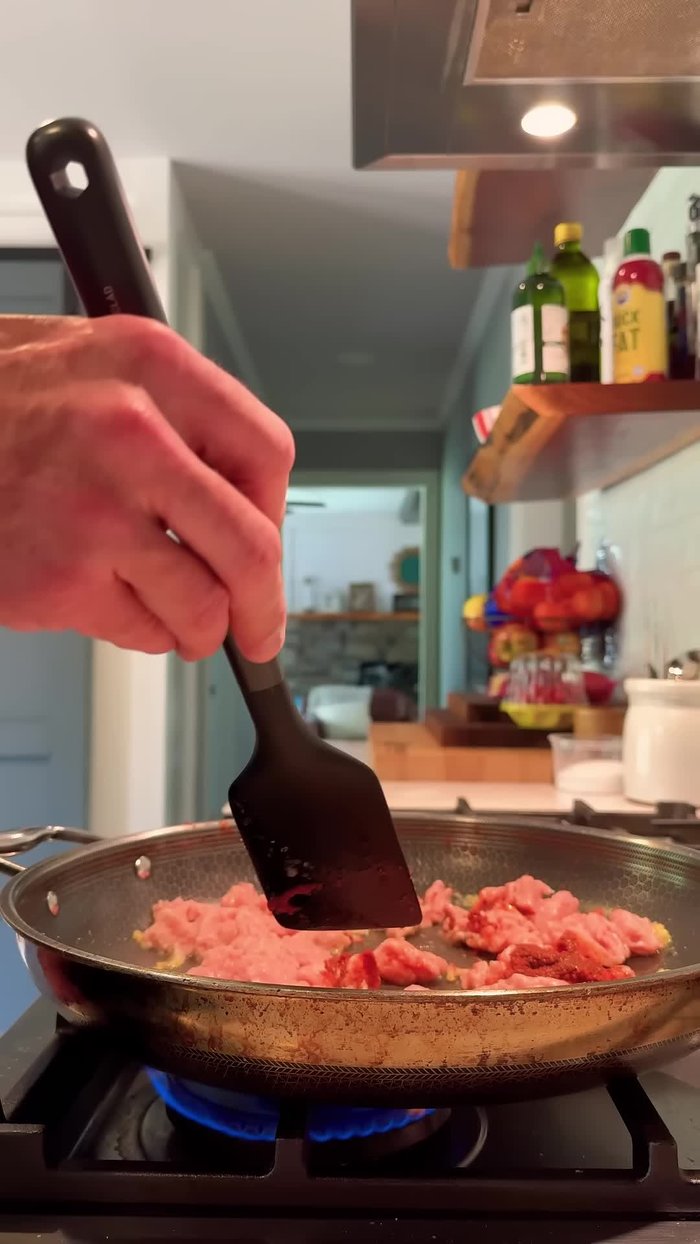 Add about a tablespoon of red curry paste and stir.