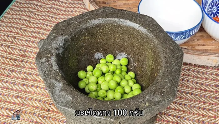 Pound 100 grams of eggplant in a mortar until it breaks up. Add 1/2 cup of ground salt before pounding.