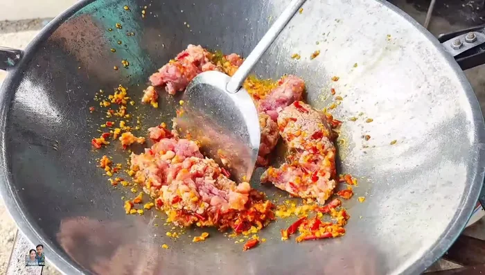 Add 300 grams of minced pork and stir-fry until fragrant.