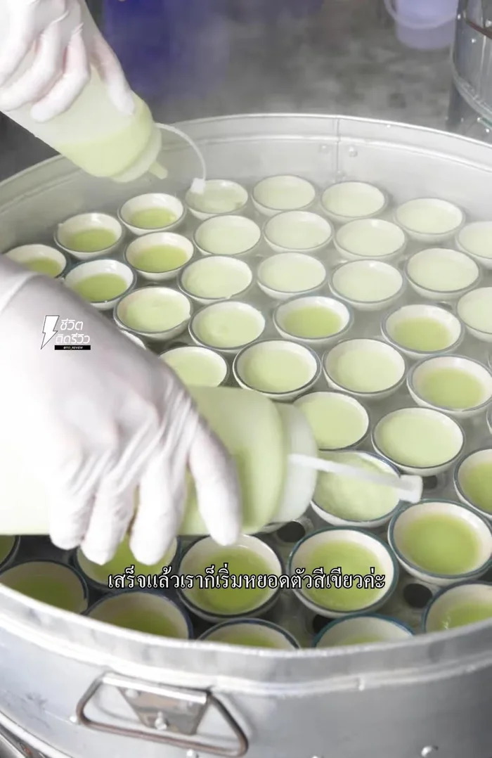 Add the green layer (pandan) to the heated cups.