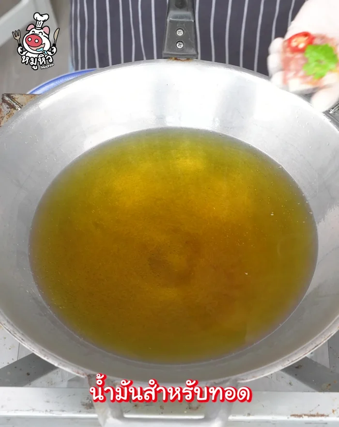 Fry the pork bread in enough oil, pork side down, until cooked. Flip and fry until golden brown.