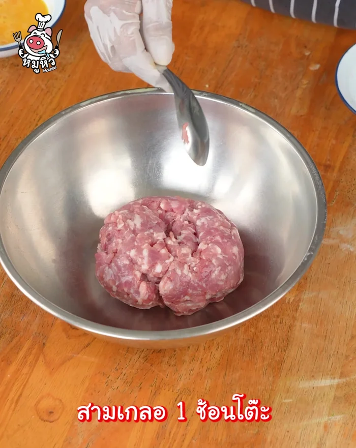 Mix the pork ingredients: minced pork, 3 pounded spices, oyster sauce, and soy sauce.