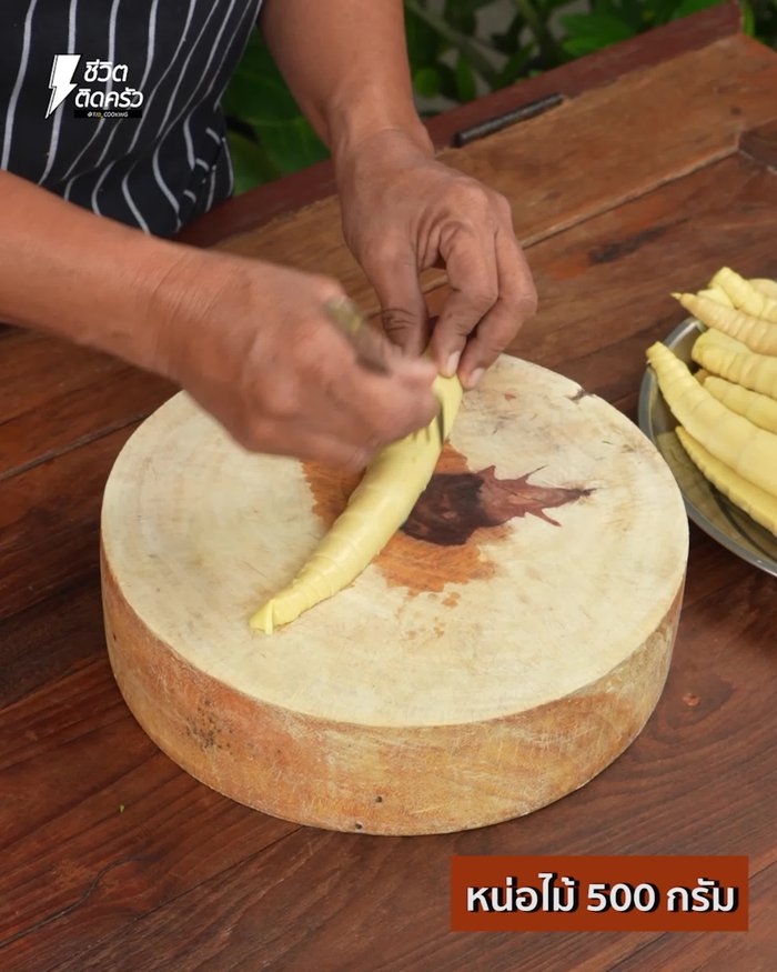 Peel and boil the fresh bamboo shoots. Then grate them and cut into strips.